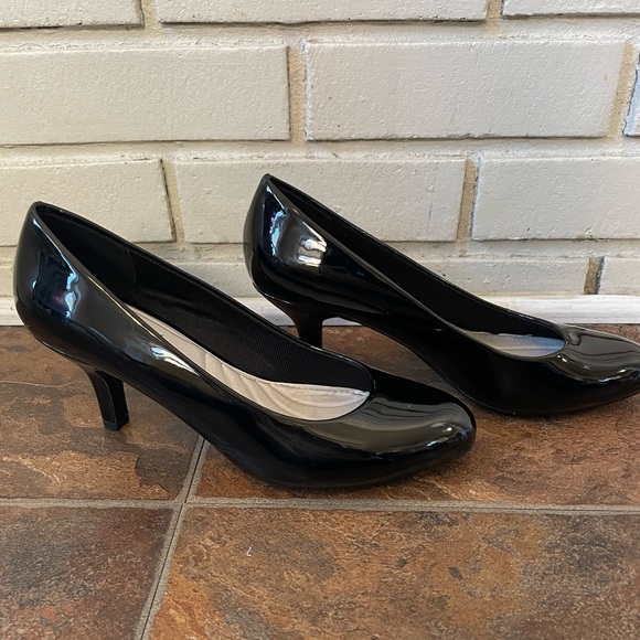 Easy Street Black Patent Pumps (Size 9WW) - Picture 2 of 8
